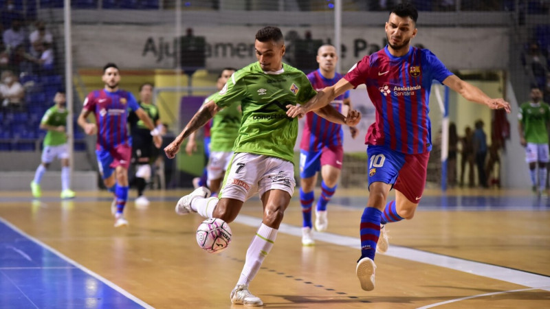 Mancuso, del Palma Futsal, arma la pierna perseguido por Esquerdinha, del Barça