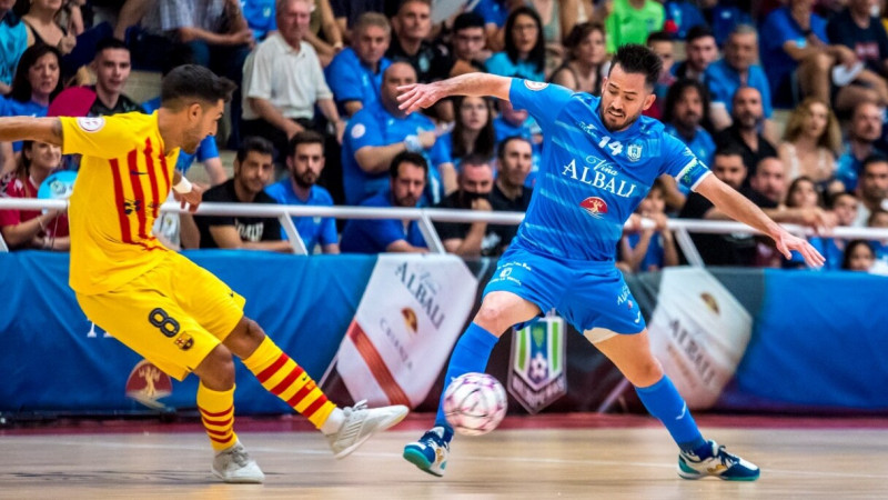 Rafael Rato, del Viña Albali Valdepeñas, y Adolfo, del Barça, disputan una pelota
