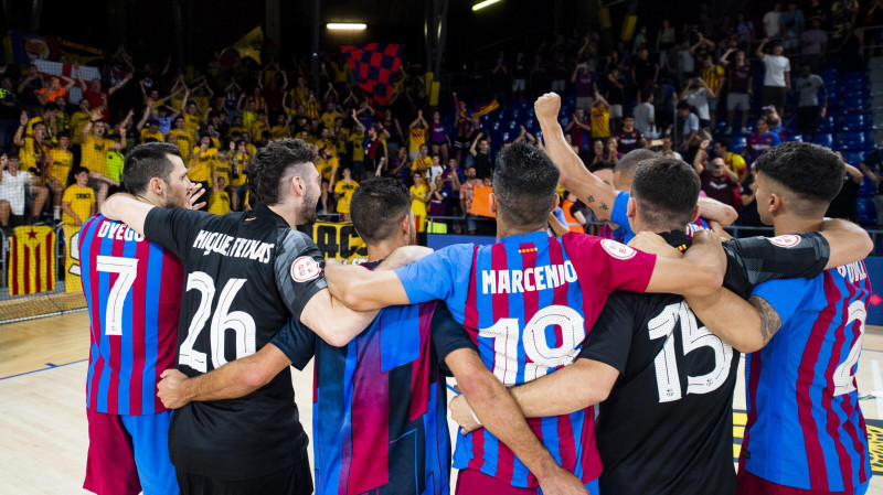 La plantilla del Barça festeja frente a la grada del Palau Blaugrana