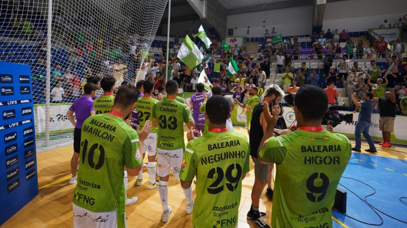 Los jugadores de Palma Futsal junto a la afición