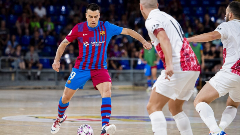 Sergio Lozano, del Barça, arma la pierna en un partido frente a ElPozo Murcia Costa Cálida