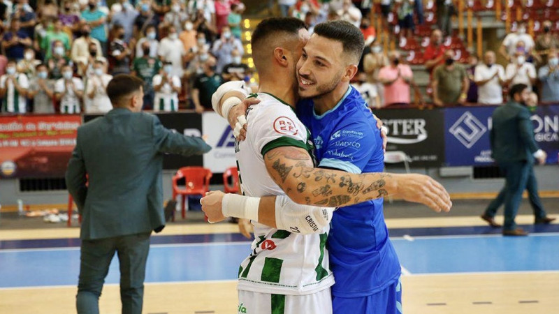 Abrazo entre Jesús Rodríguez y Cristian Ramos, jugadores del Córdoba Patrimonio
