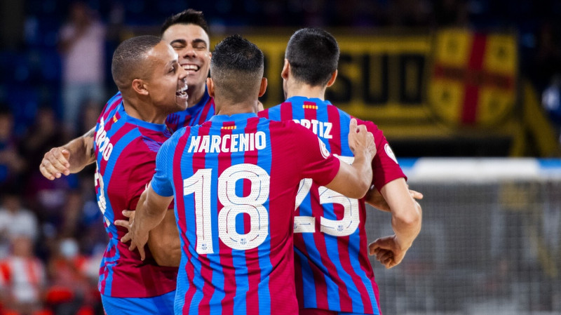 Los jugadores del Barça se abrazan tras un gol