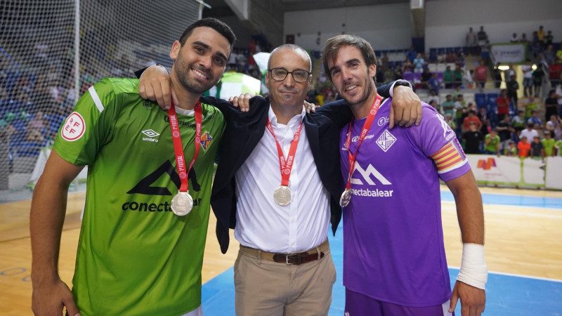 Tomaz Braga, Antonio Vadillo y Carlos Barrón posan con la medalla de Subcampeones de Liga