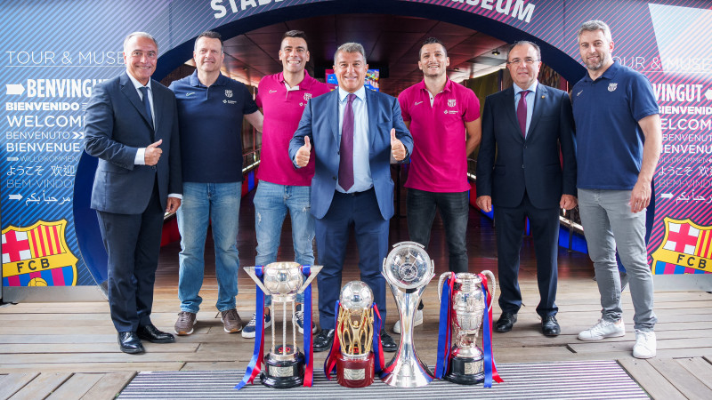 El Presidente del Barça, Joan Laporta, recibe los cuatro trofeos conquistados este 2022