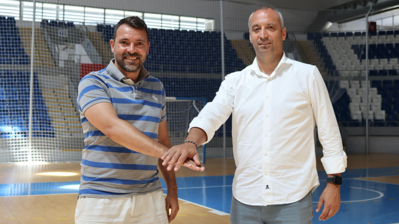 José Tirado, Director General del Palma Futsal, y Antonio Vadillo, entrenador del equipo, posan en Son Moix