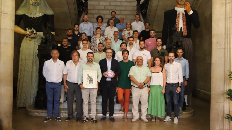 Foto de familia del Palma Futsal en la escalinata de Cort