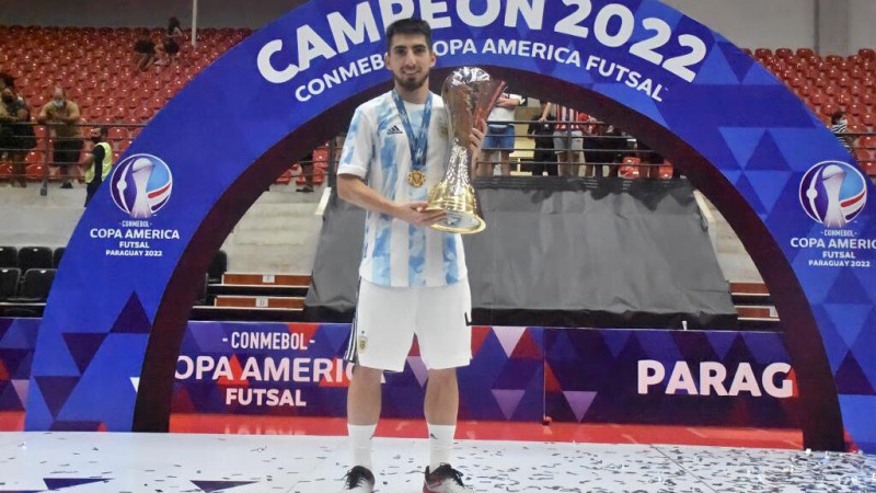 Lucas Bolo posa con el trofeo de la Copa América 2022