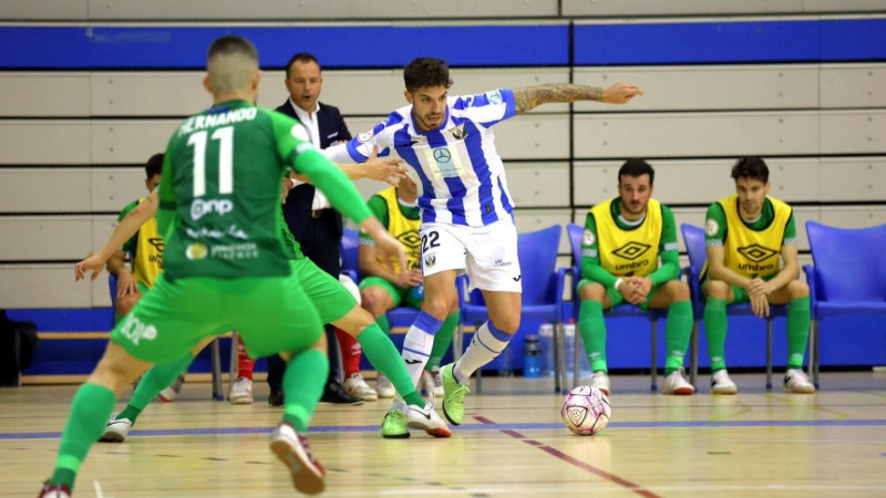 Nacho Pedraza, del CD Leganés, encara a la defensa del BeSoccer CD UMA Antequera