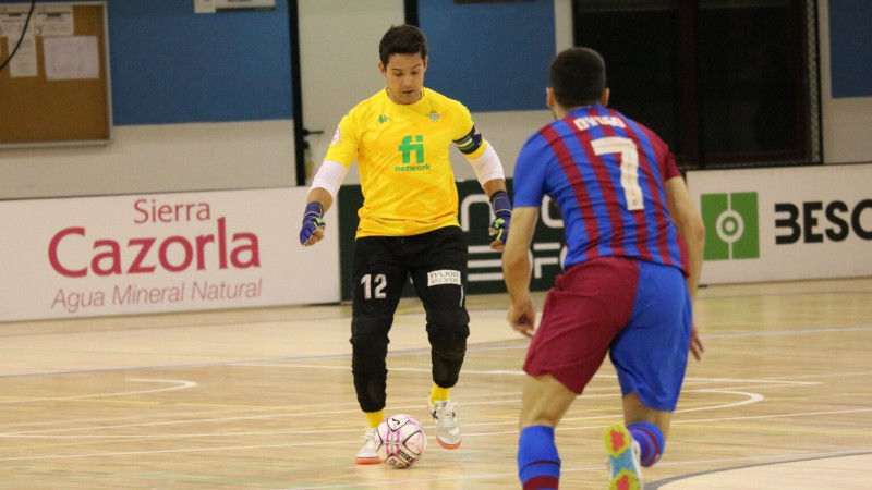 Cidao, portero del Real Betis Futsal, saca el balón jugado con los pies
