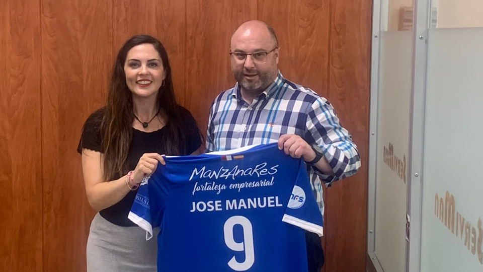 Irene Barahona, directora de Proyectos de Edificación de Barahona Obras y Servicios, junto a Manuel del Salto, presidente del Manzanares FS Quesos El Hidalgo.