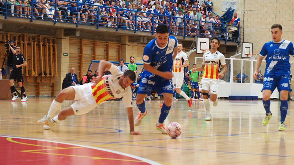 Cortés, jugadores del Manzanares FS Quesos El Hidalgo, ante Uri Santos, de Industrias Santa Coloma.