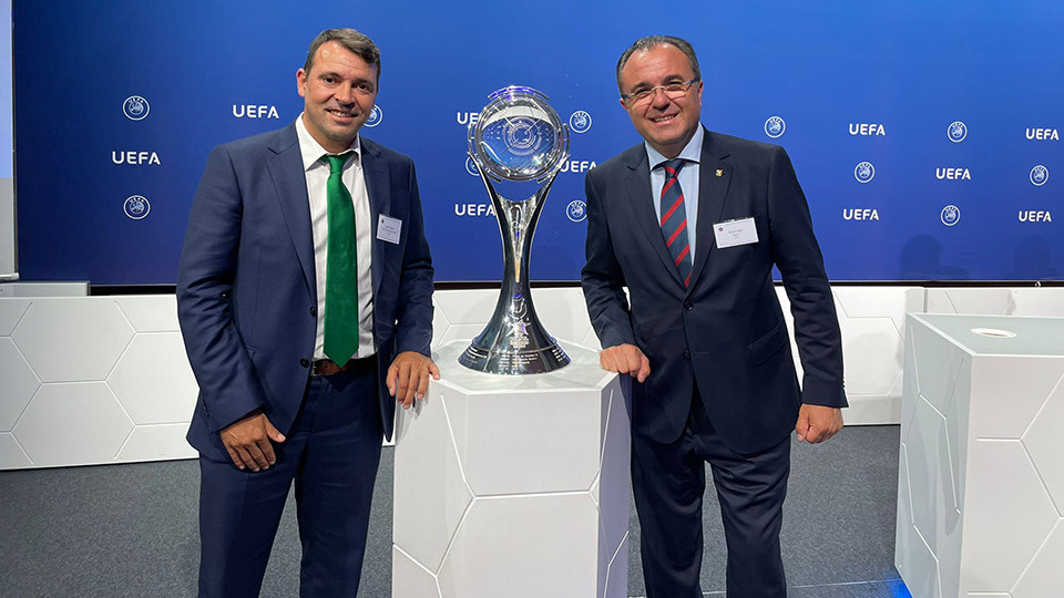 El directivo responsable del fútbol sala en el Barça, Aureli Mas, y el director general de Palma Futsal, José Tirado, en Nyon