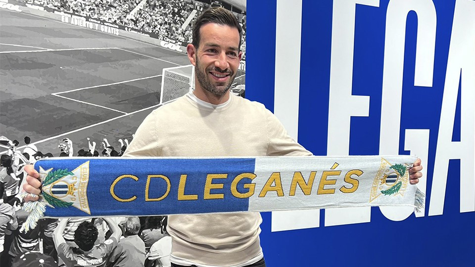 José Carlos posa con la bufanda del CD Leganés FS.