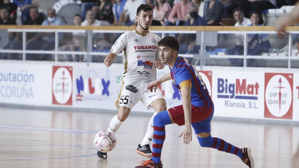 Marcelo, jugador del Noia Portus Apostoli, da un pase