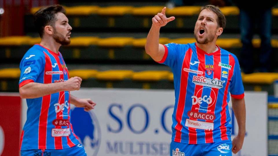 Maramoros celebra un tanto con el Meta Catania.