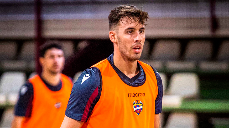 Álex García, durante un entrenamiento con el Levante UD FS.