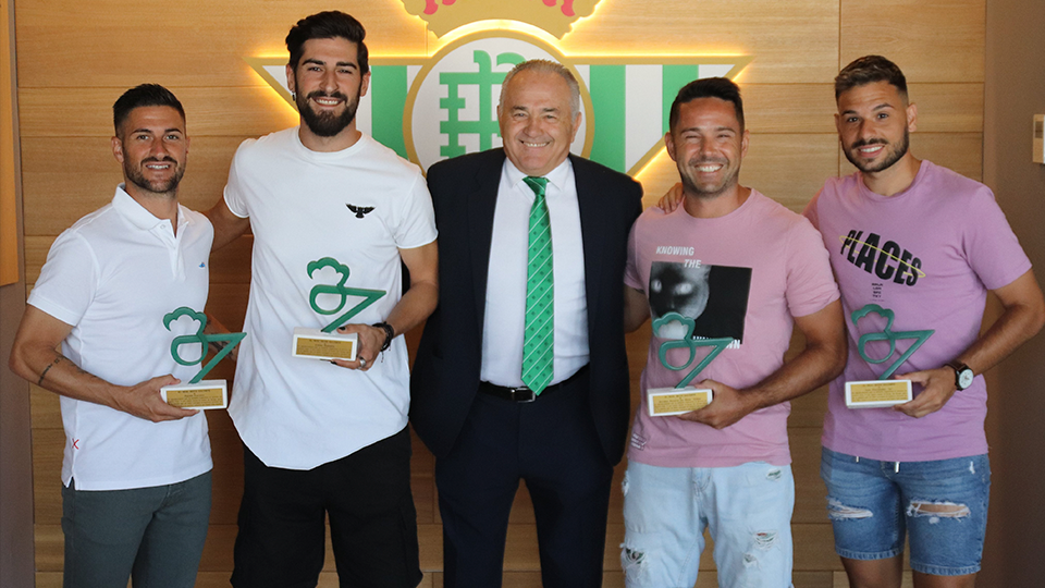 Rubén Cornejo, Emilio Buendía, Cidao e Ivi posan junto a Rafael Gordillo, presidente de la Fundación Real Betis Balompié.