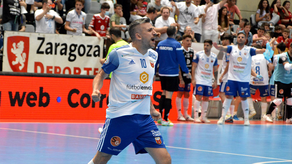 Carlos Retamar celebra un gol del AD Sala 10.