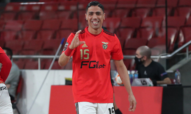 Tayebi celebra un gol con el Benfica