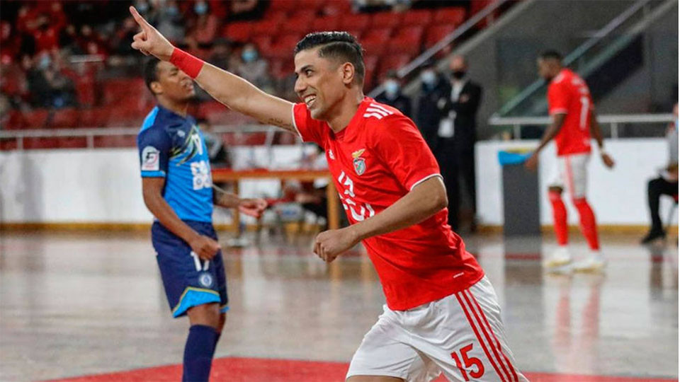 Hossein Tayebi celebra un gol con el Benfica