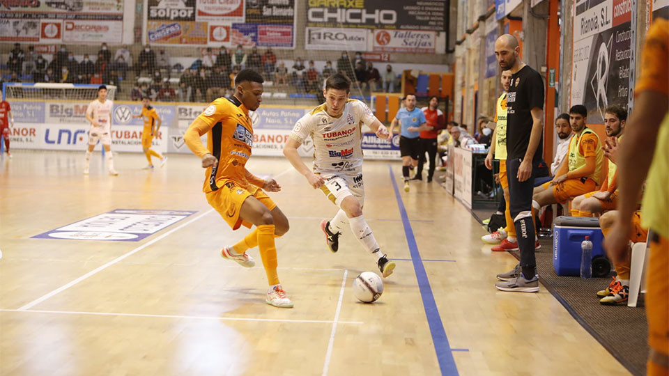 Agustín Luciano Raggati, jugador del Noia, disputando un balón
