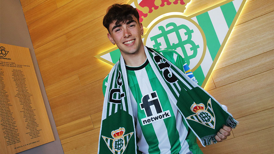 Jorge Carrasco posando como nuevo jugador del Real Betis Futsal