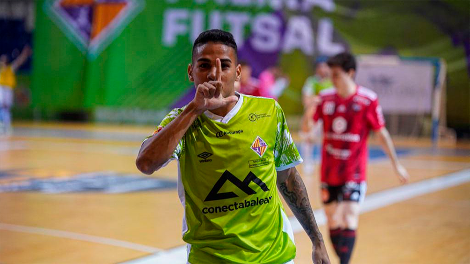 Cléber celebra un gol con el Palma Futsal.