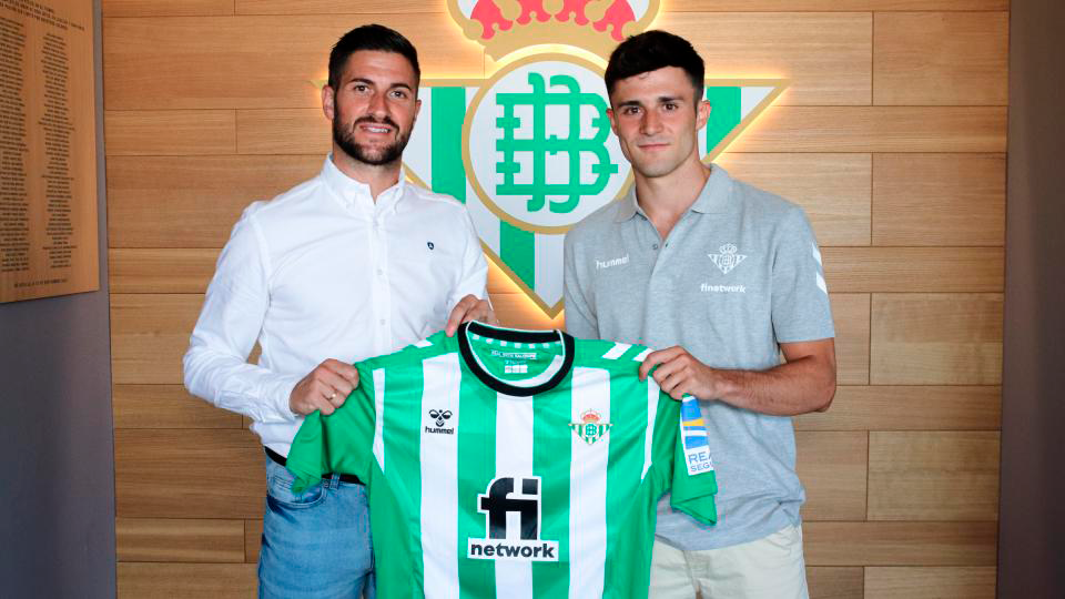Rubén Cornejo, secretario técnico del Real Betis Futsal, junto con Mariano Ponce, nuevo jugador del filial verdiblanco.