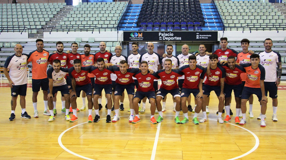 La plantilla y el cuerpo técnico de ElPozo Murcia Costa Cálida posan en el Palacio de los Deportes.