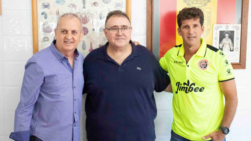 Roberto Sánchez, gerente del Jimbee Cartagena, junto a Francisco Manuel Jiménez, dueño del restaurante Techos Bajos, y Duda, entrenador del conjunto cartagenero.