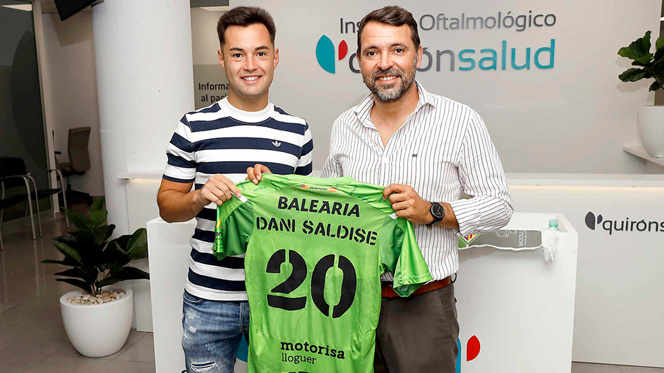 Dani Saldise posa junto José Tirado durante su presentación.