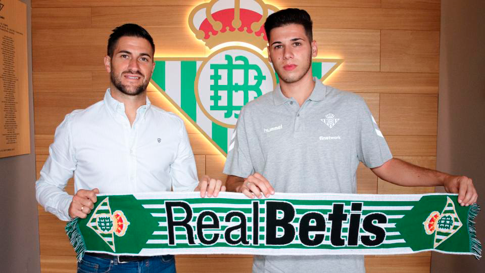 Rubén Cornejo, secretario técnico del Real Betis Futsal, junto a Nene, jugador del filial verdiblanco.