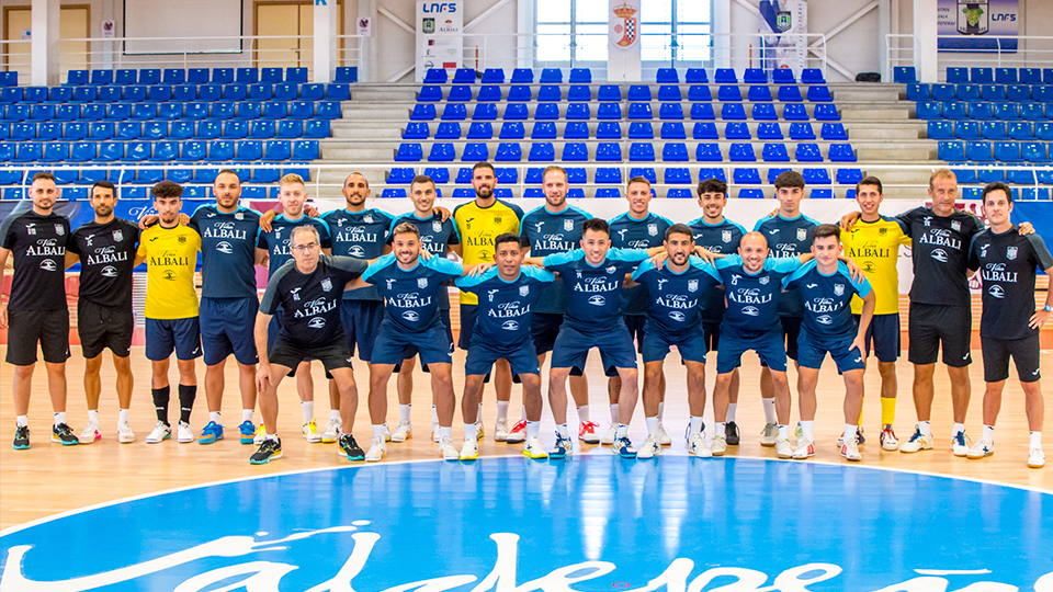 La plantilla y el cuerpo técnico del Viña Albali Valdepeñas posan en el inicio de la pretemporada. (Foto: ACP - FSV)