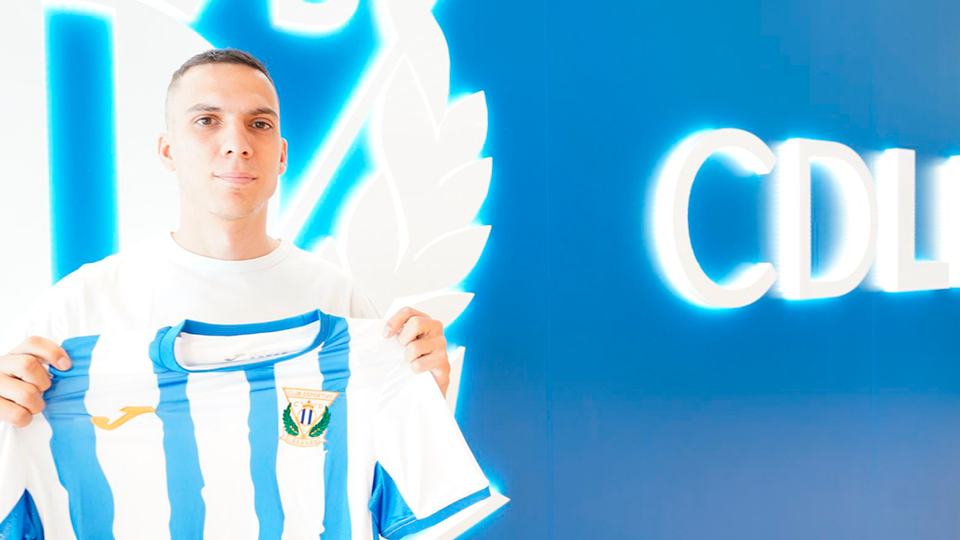 Dani Santos posa con la camiseta del CD Leganés FS.