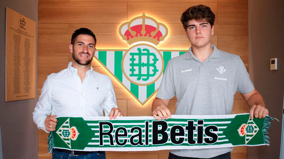 Rubén Cornejo, secretario técnico del Real Betis Futsal, junto a Gonzalo Santa Cruz, nuevo jugador del filial verdiblanco.