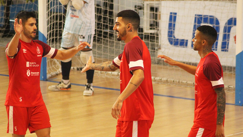 Los jugadores del Noia Portus Apostoli celebran un gol.