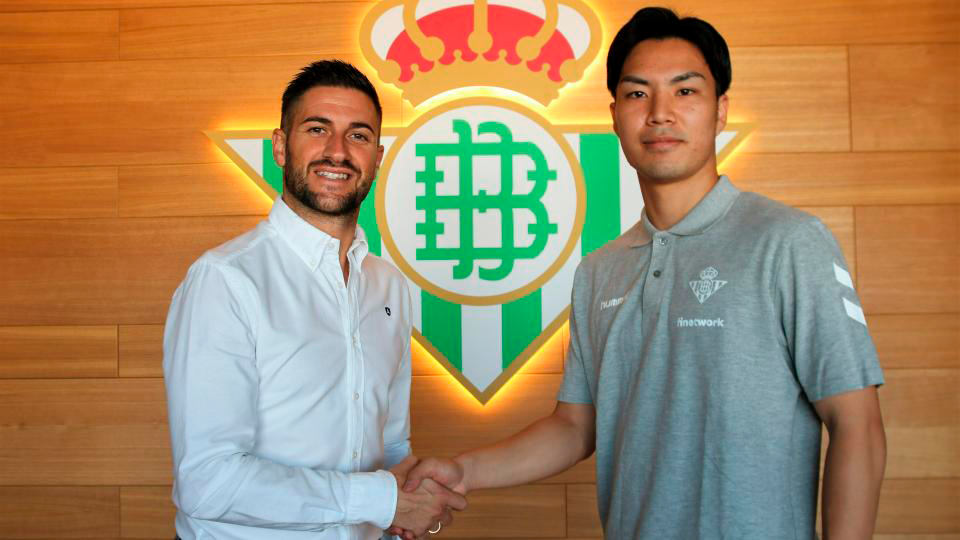 Ruben Cornejo, secretario técnico del Real Betis Futsal, junto a Gensuke Mori.