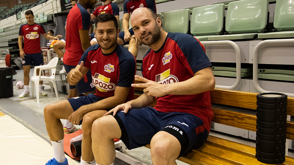 Taynan y Bruno Taffy posan durante un entrenamiento de ElPozo Murcia Costa Cálida.