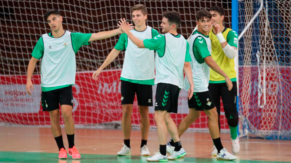 Los jugadores del Real Betis Futsal B, durante un entrenamiento.