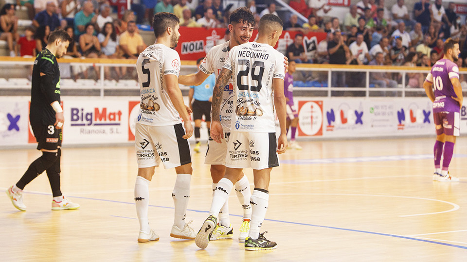 Los jugadores de Noia Portus Apostoli celebran un gol