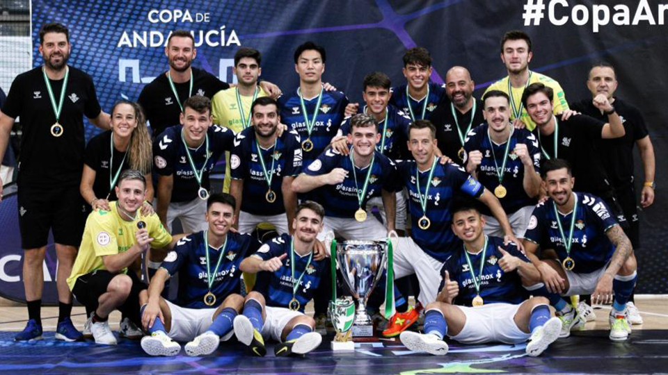 Real Betis Futsal posa con el trofeo de Campeón de la Copa Andalucía
