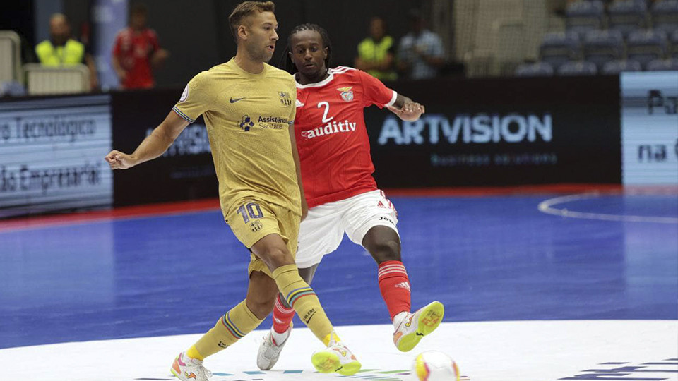 Pito, del Barça, da un pase frente a un rival del SL Benfica