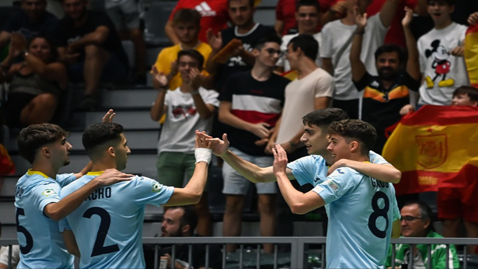 Pablo Ordóñez celebra un gol de España con Guido, Carrasco y Nacho Gómez