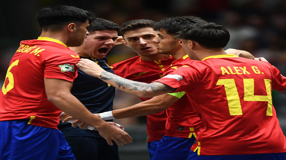 Los jugadores de la selección Sub-19 de España celebran un gol