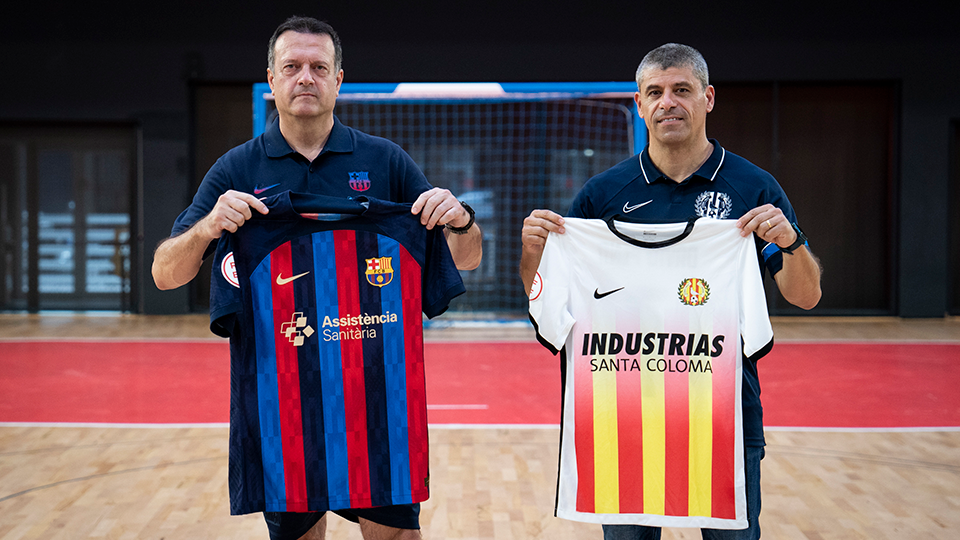 Jesús Velasco y Xavi Closas, entrenadores del Barça e Industrias Santa Coloma respectivamente, posan en la previa del derbi. (Foto: FC Barcelona)