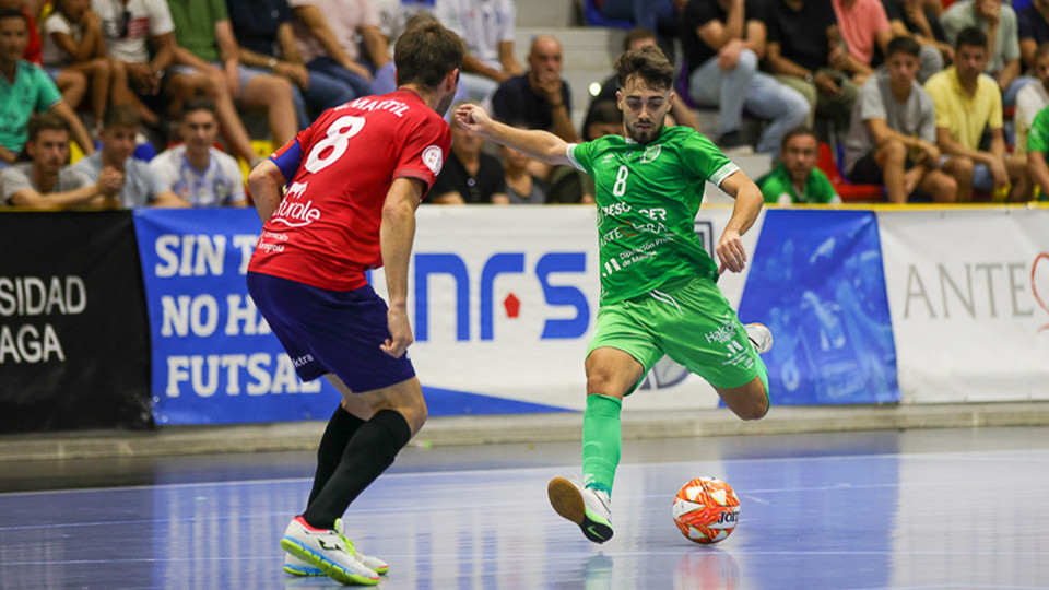 David Velasco, jugador del BeSoccer CD UMA Antequera, golpea el balón ante Roberto Martín, del Xota FS. (Fotografía: iso100photopress)