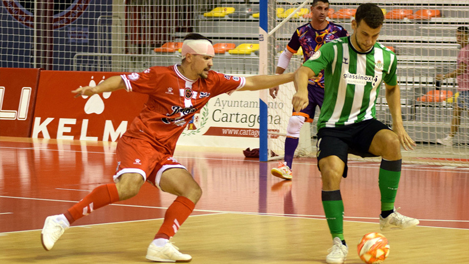 Éric Pérez, del Real Betis Futsal, controla el balón ante Mellado, del Jimbee Cartagena.