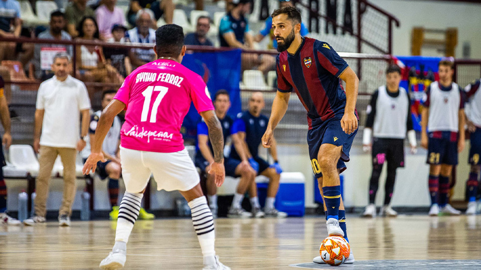 Rafa Usín, del Levante UD FS, controla el balón ante Bynho, del Viña Albali Valdepeñas