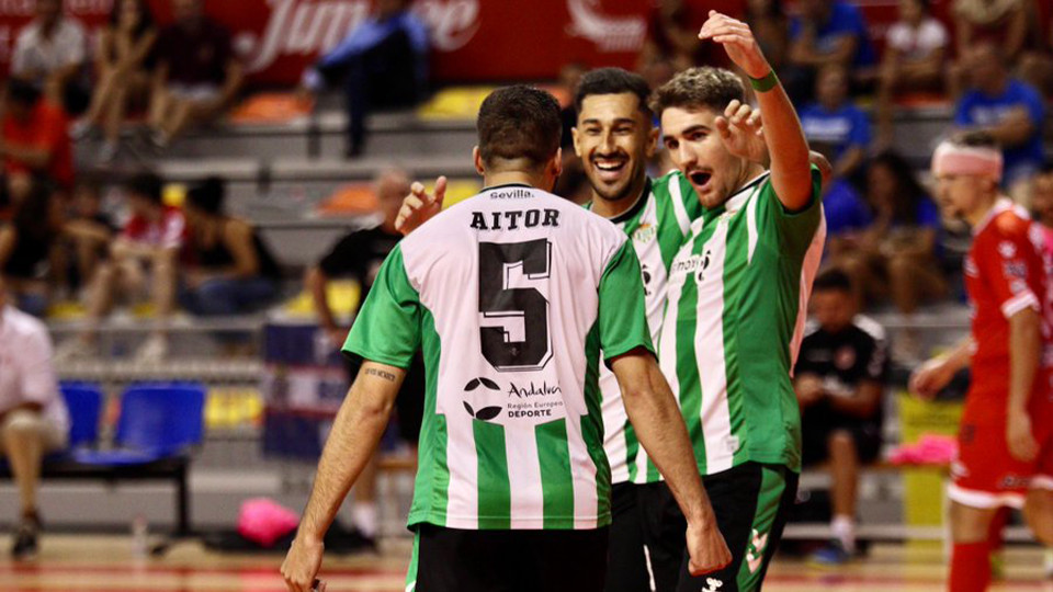 Los jugadores del Real Betis Futsal celebran un gol